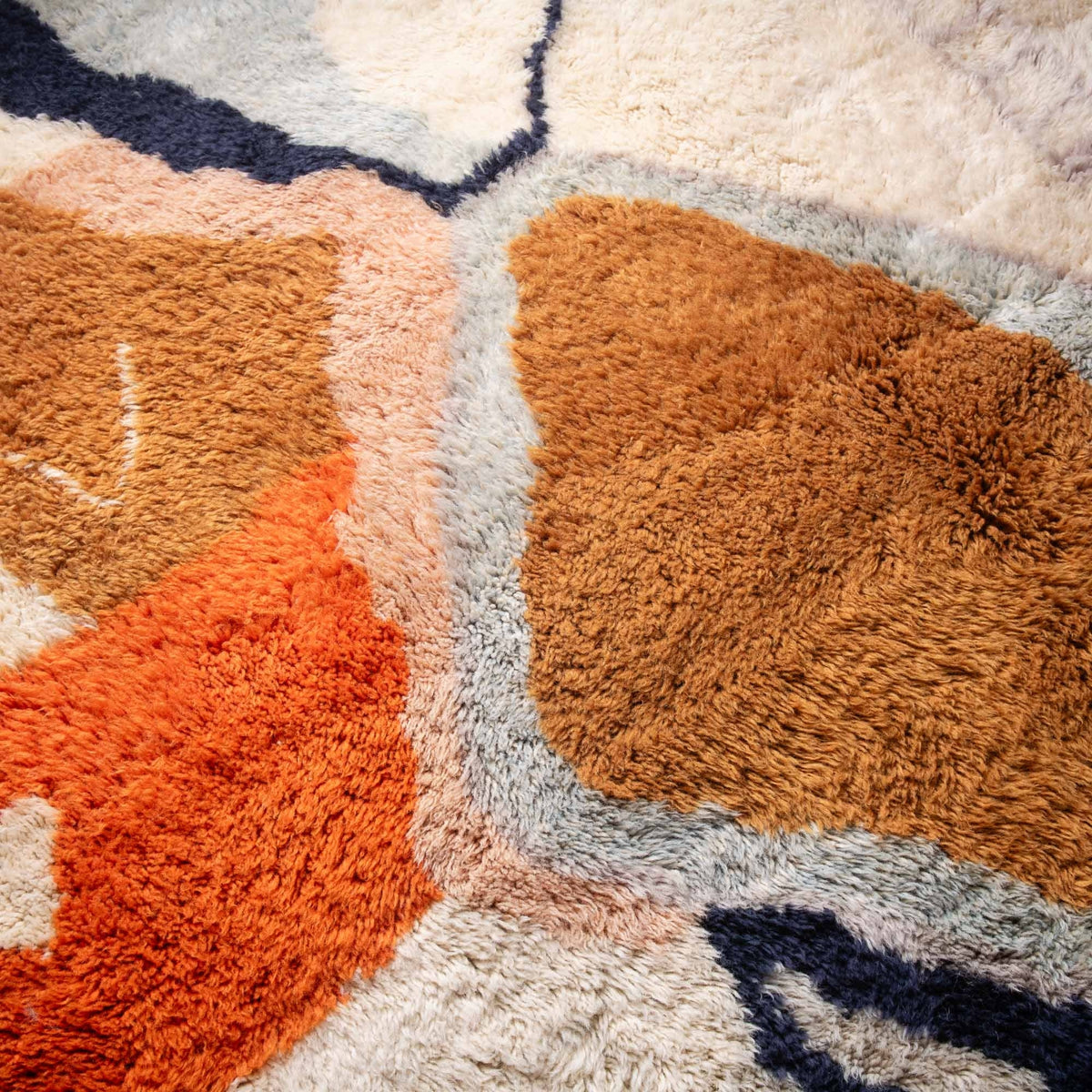 closeup handmade-moroccan-wool-rug-navy-orange-ink-flow