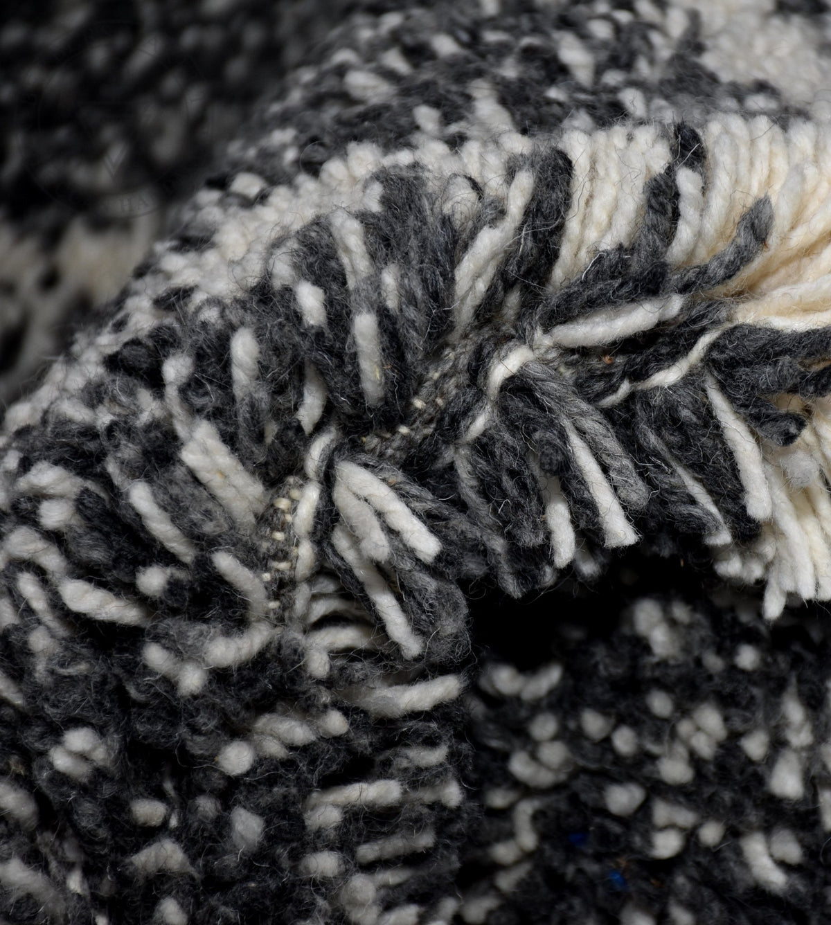 Black Beni ourain shag Moroccan rug - 5.6 x 8.2 ft / 170 x 250 cm - Berbers Market